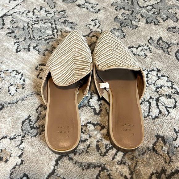 Woven/textured white and beige/nude size 7 mules - Picture 2 of 4